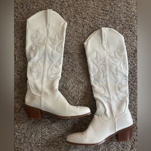 From amazon. Size 9 but run small. and white. About knee high.